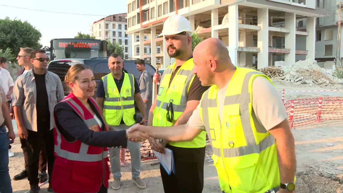 Antalya Büyükşehir Belediyesi Başkan Vekili Özdemir, Konyaaltı’ndaki altyapı çalışmalarını inceledi
