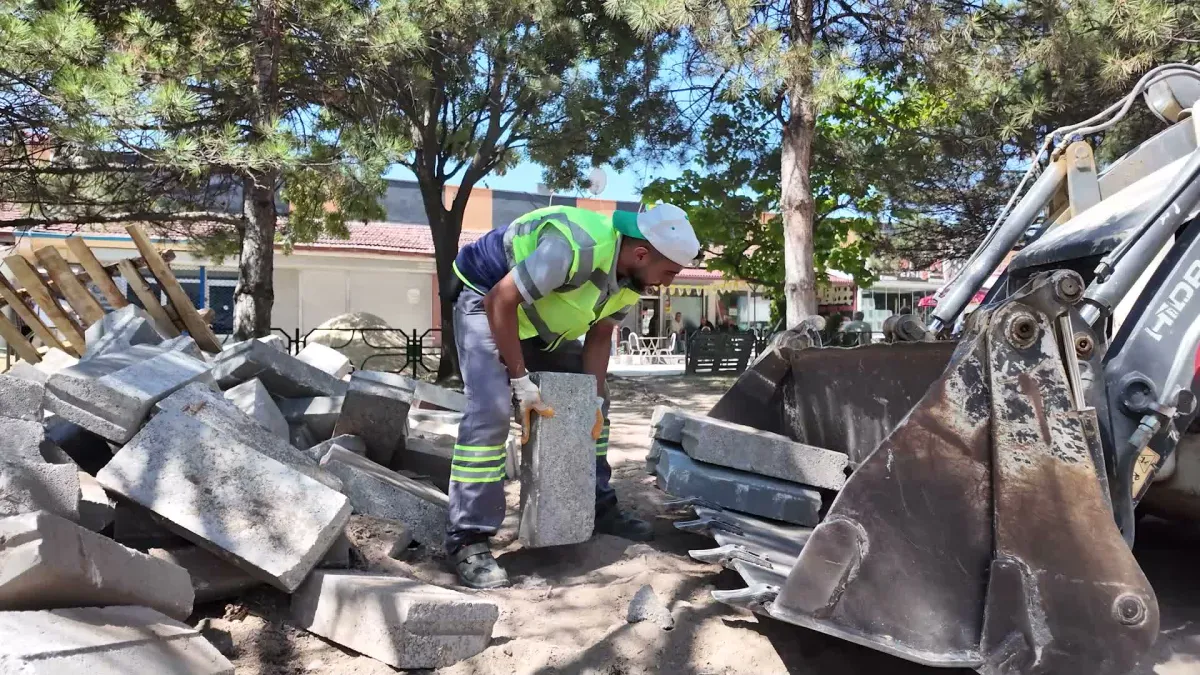Tepebaşı Belediyesi'nden Uluönder Parkı'nda yenileme çalışması