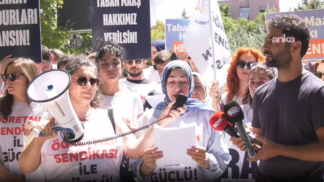 Mağdur öğretmenler MEB önünde: 'Adımlar atılsın, adalet sağlansın, eğitim kazansın'