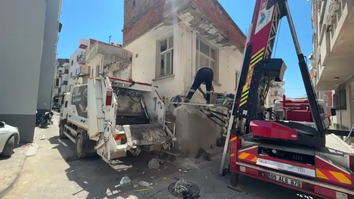 Kuşadası Belediyesi'nden çöp ev operasyonu: 2,3 ton atık çıkarıldı