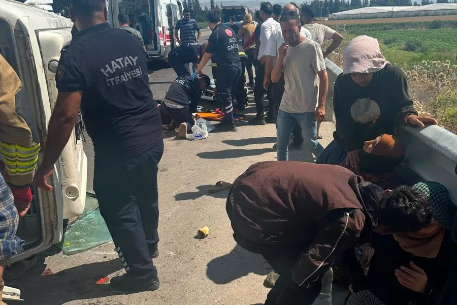 Hatay’da tarım işçilerini taşıyan minibüs devrildi: 5 işçi yaralandı