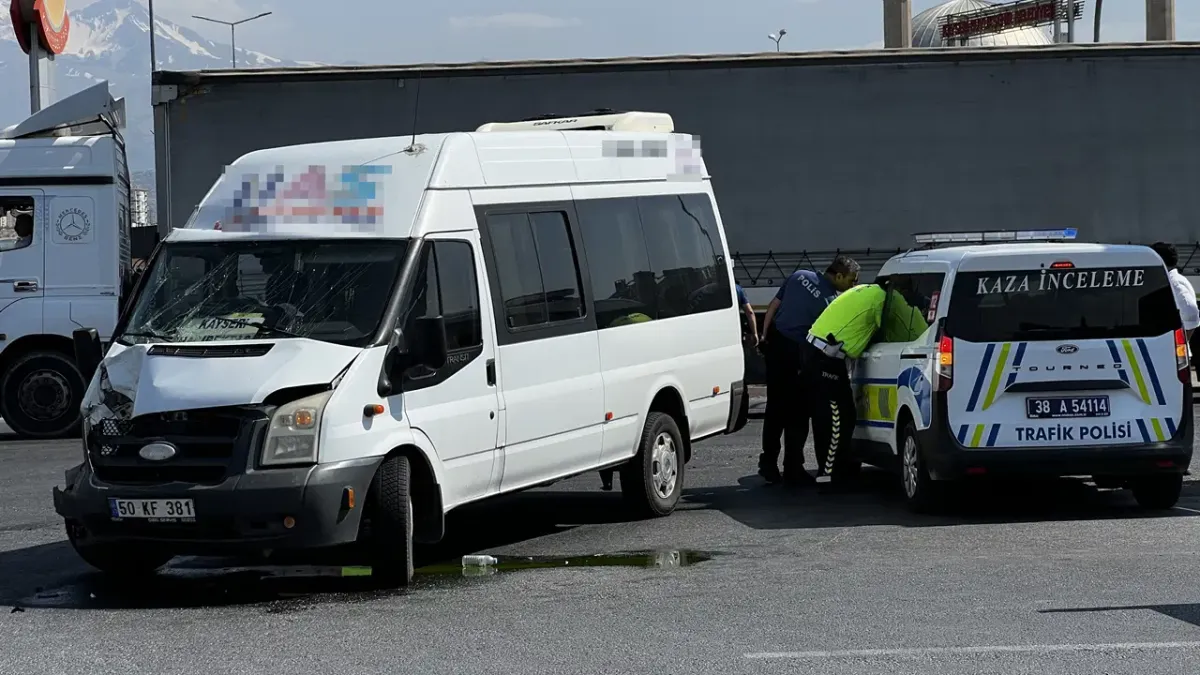 Kayseri’de yolcu minibüsü ile otomobil çarpıştı: Yaralılar var