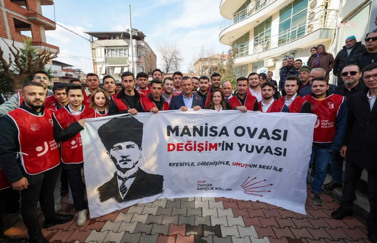 CHP Manisa İl Gençlik Kolları Başkanı Onur Çabuk ve 17 ilçe başkanı görevlerinden istifa etti