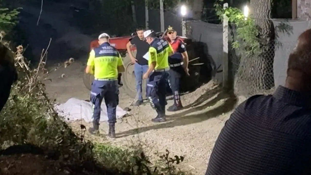 Devrilen traktörün altında kalan 75 yaşındaki sürücü hayatını kaybetti