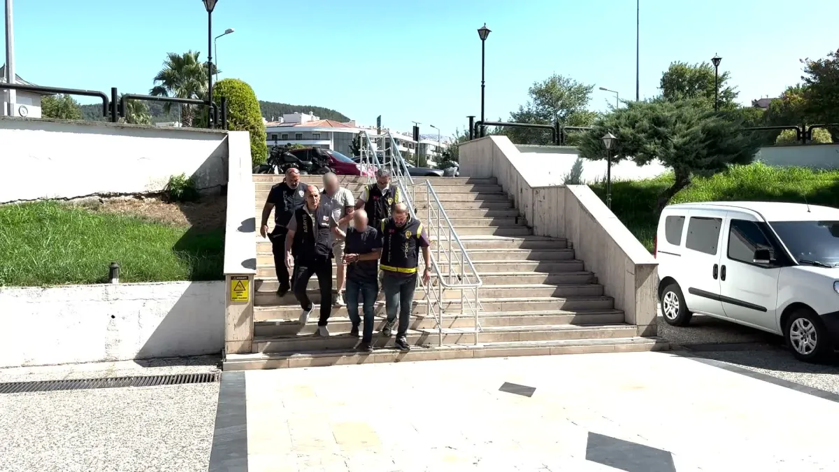 FETÖ’den ihraç edilen emniyet müdürü parke taşı hırsızlığı suçlamasıyla gözaltına alındı