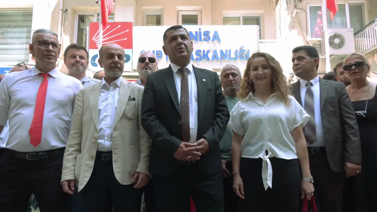 CHP Manisa İl Başkanı Uzun: "Parti içi muhalefeti bu çatı altında yapsınlar"