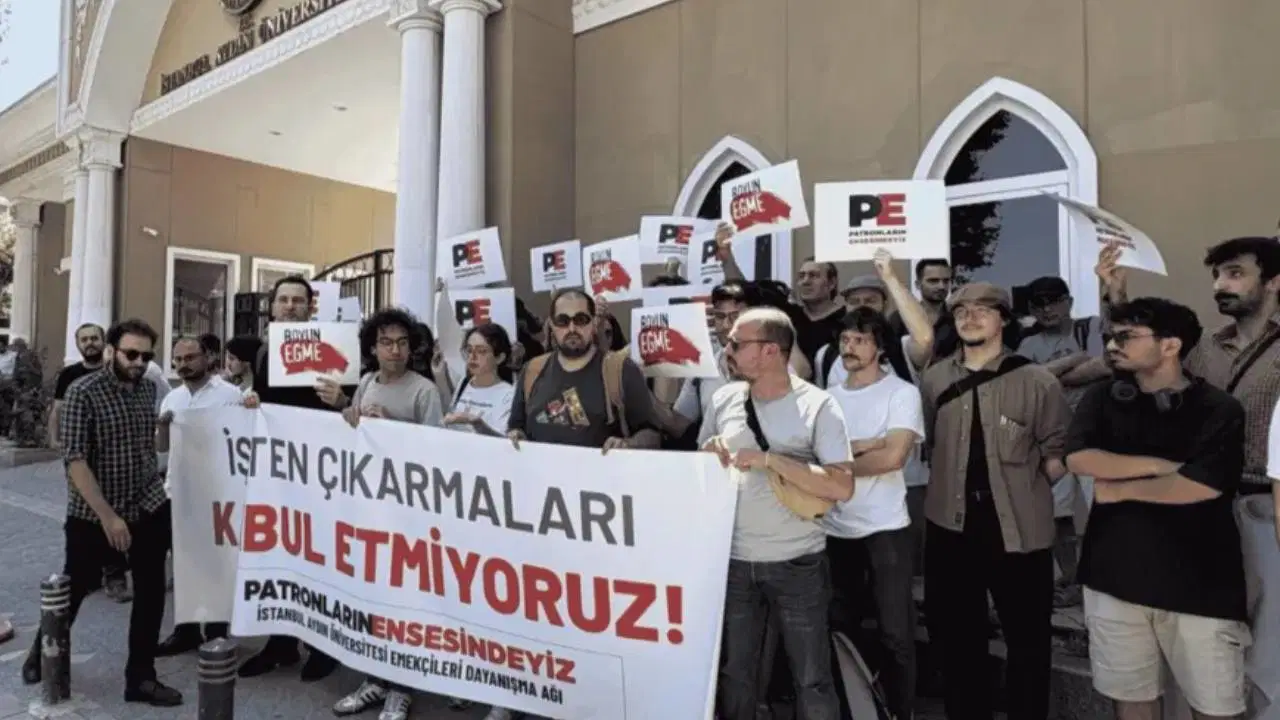 İstanbul Aydın Üniversitesi'nde işten çıkarılan akademisyenler eylem yaptı: 'İşimizi geri istiyoruz'