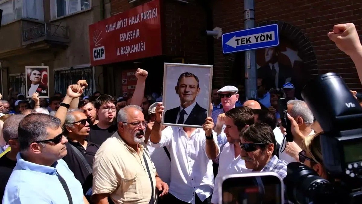 Eskişehir’de CHP’liler partinin anahtarını İl Seçim Kurulu’nun kapısına bağladı
