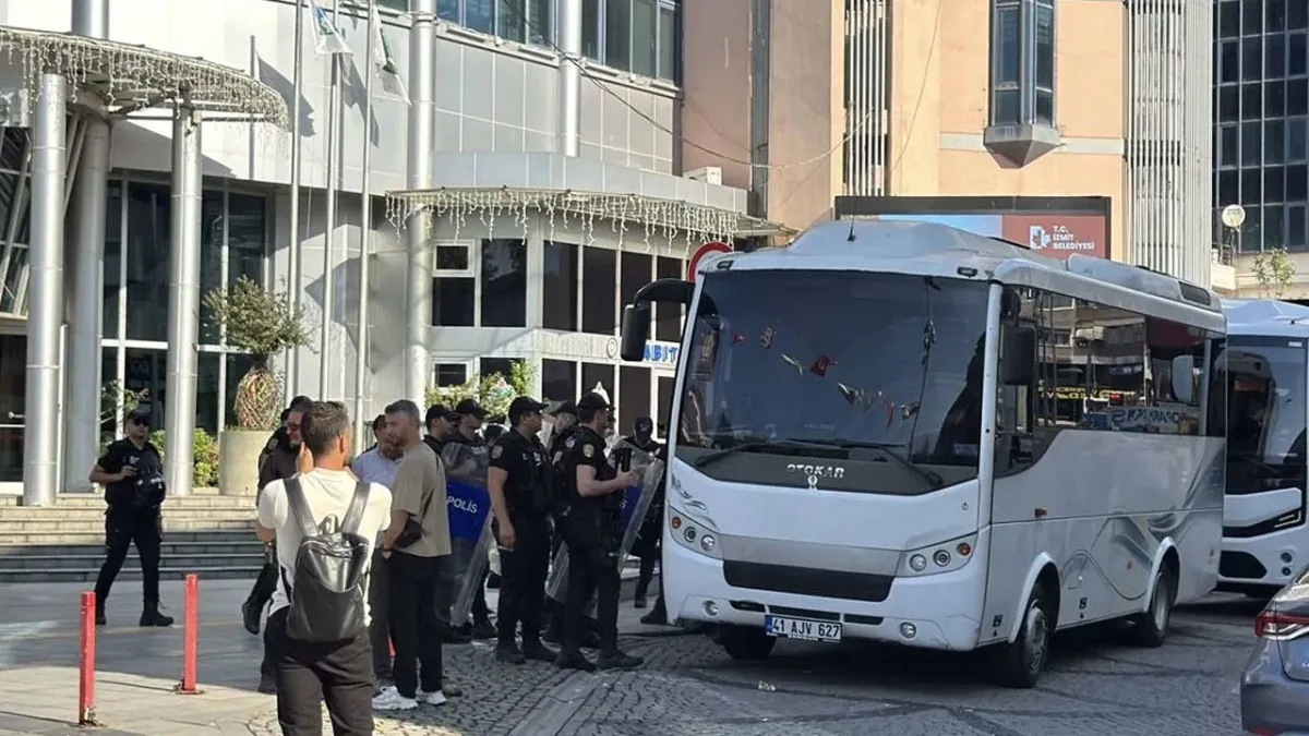 İzmit Belediyesi operasyonu: Gözaltındaki 31 kişi sağlık kontrolünden geçirildi