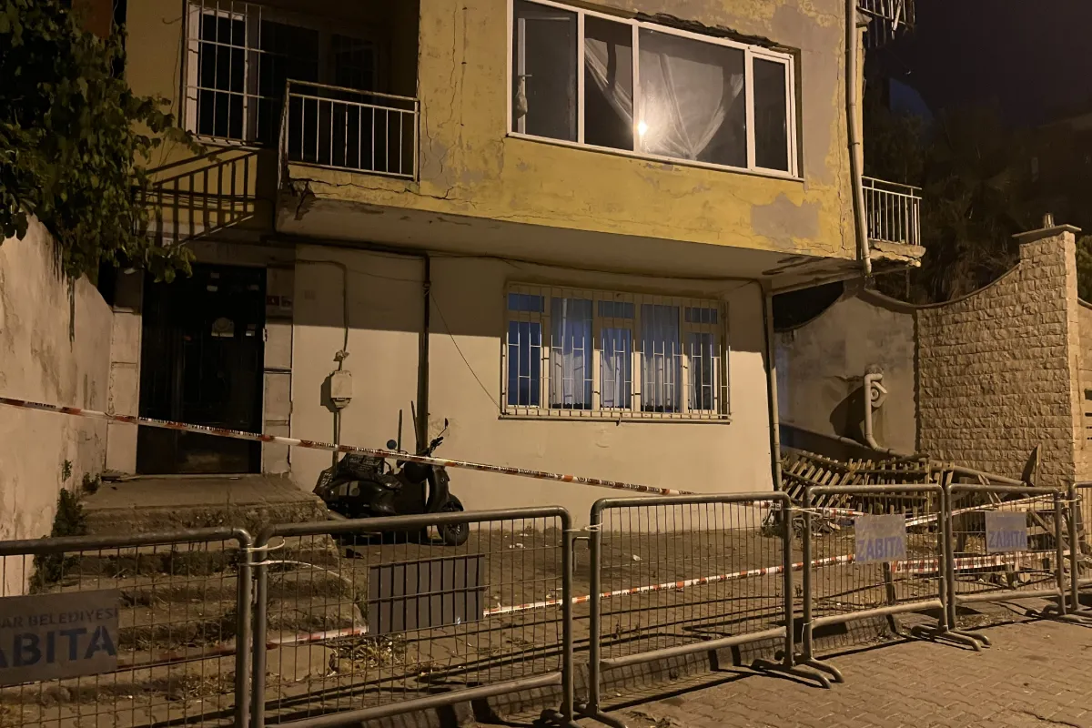Üsküdar’da balkon çöktü, bina boşaltıldı: Tahliye edilen yurttaşlar barınacak yer bulamadıklarını söyledi