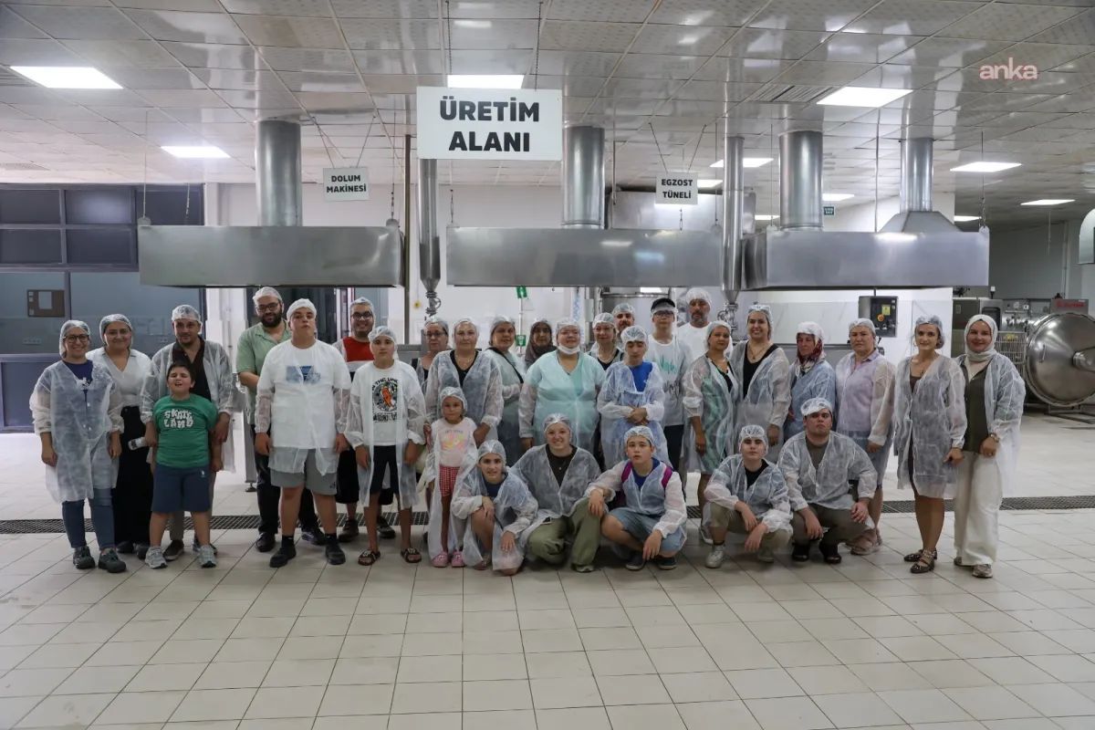 Efeler'in özel öğrencilerinden Kadın Emeği Tarımsal Üretim Fabrikası'na ziyaret