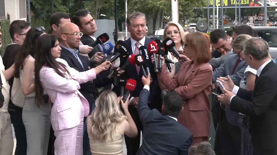 YENİ Parti'nin kuruluş dilekçesi İçişleri Bakanlığı'na verildi... Murat Emir: "Biz, fiilen işgal altına alınmış, sarayda hazırlanmış kirli bir senaryonun parçası olmuş kişileri geride bırakıyoruz."
