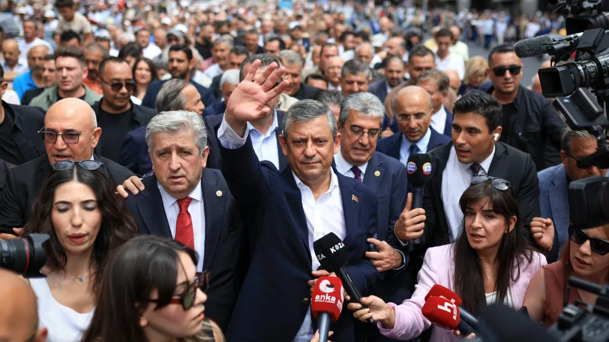 YENİ Parti kuruldu... Özgür Özel, Hacı Bayram-ı Veli Camisi'nden Birinci Meclis'e yürüdü
