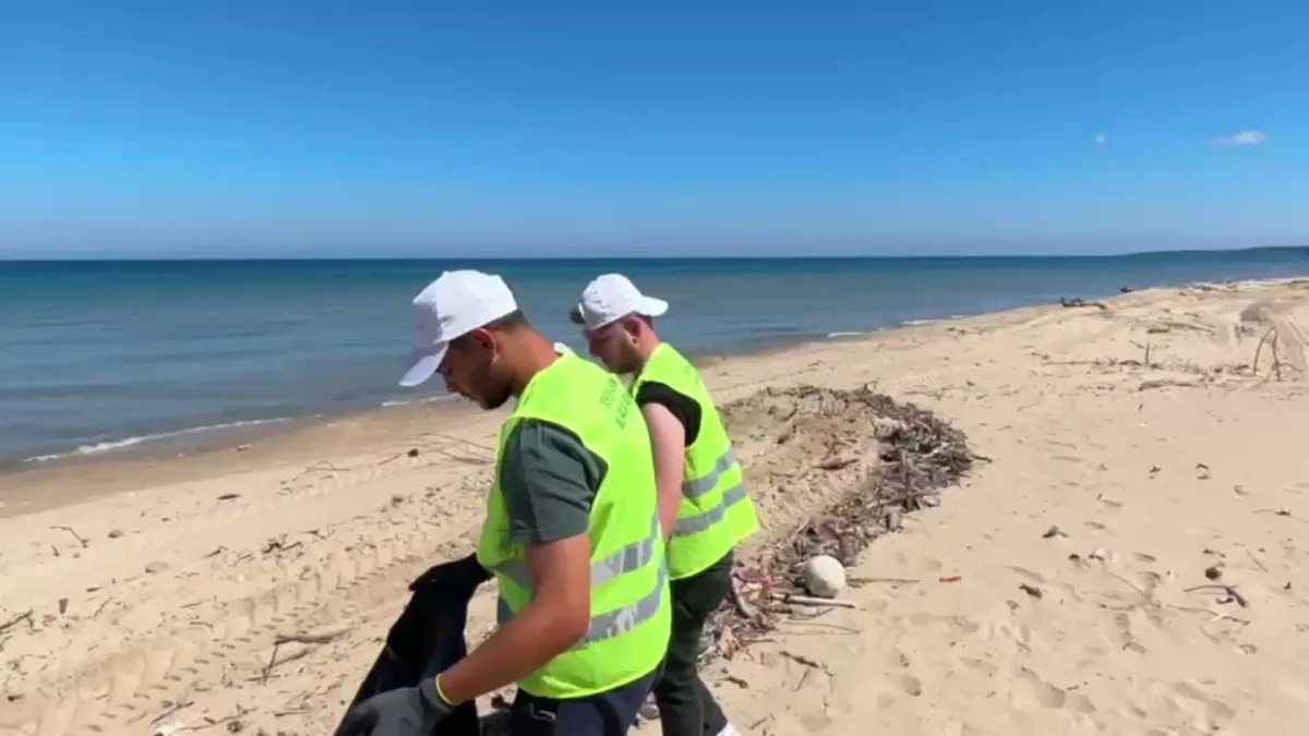 Sinop'ta Sarıkum'un kıyı şeridinde çöp temizliği