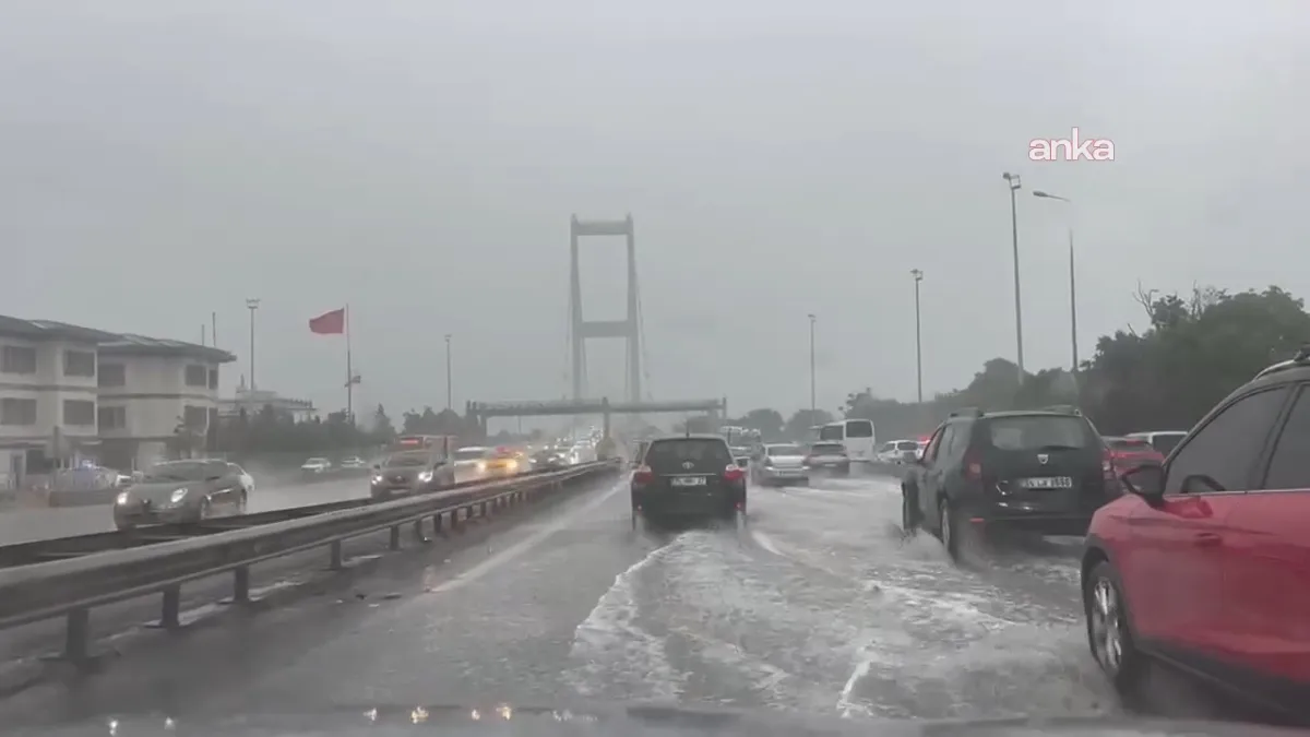 AKOM: İstanbul'da bölgesel olarak 12-18 saat boyunca, yer yer gök gürültülü sağanak yağmur geçişleri yaşanması bekleniyor