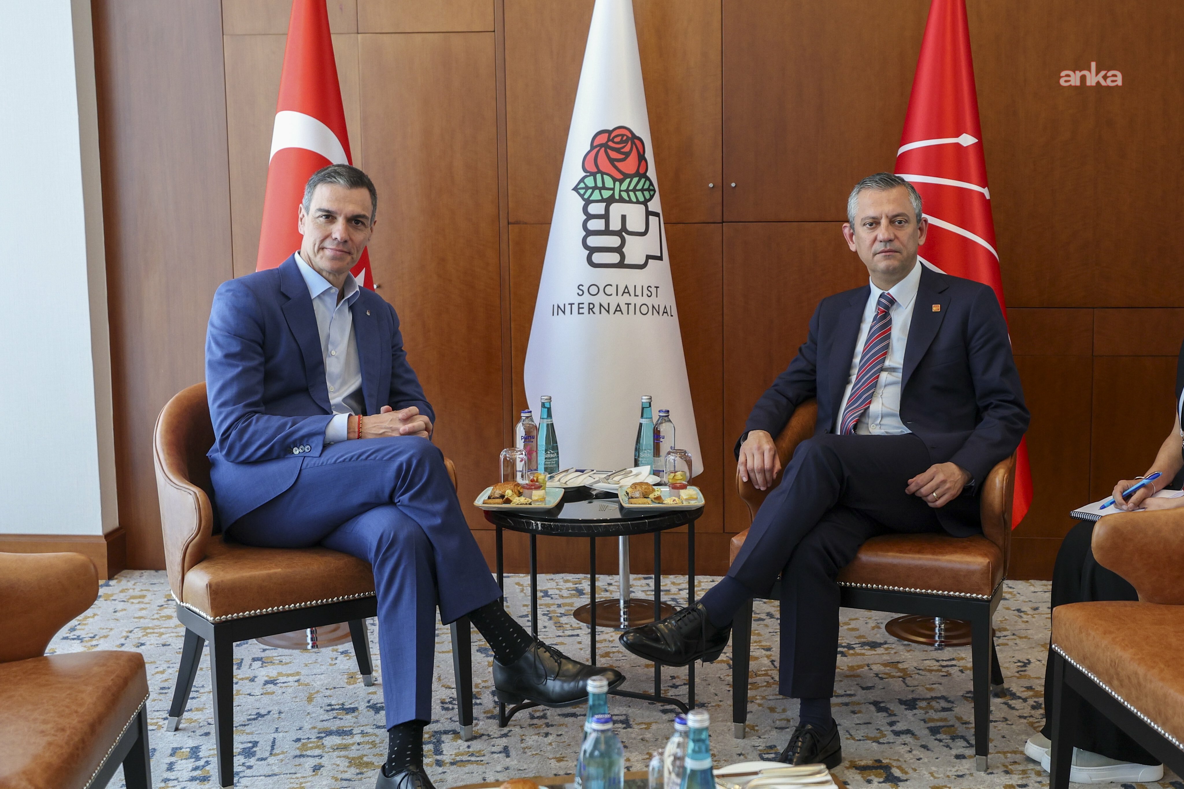 Pedro Sánchez'den, YENİ Parti'yi kuran Özgür Özel'e destek: Bu cesur kararınız bizlere umut veriyor