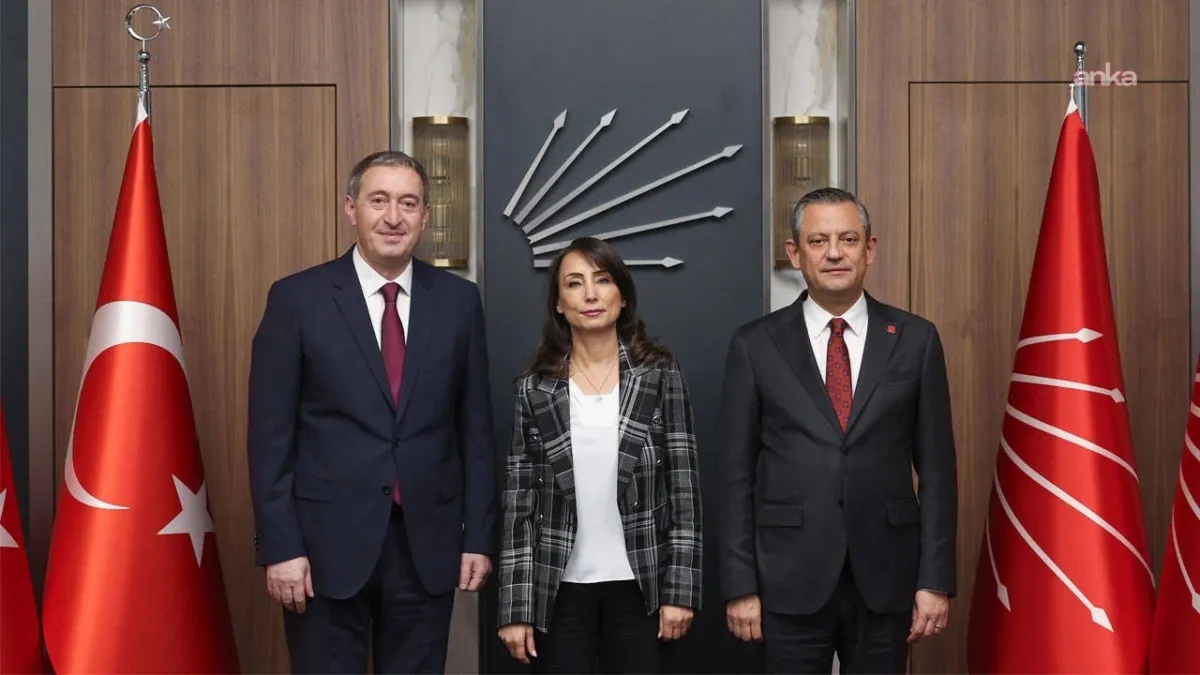 Tülay Hatimoğulları ve Tuncer Bakırhan'dan, YENİ Parti Kurucu Genel Başkanı Özel'e tebrik