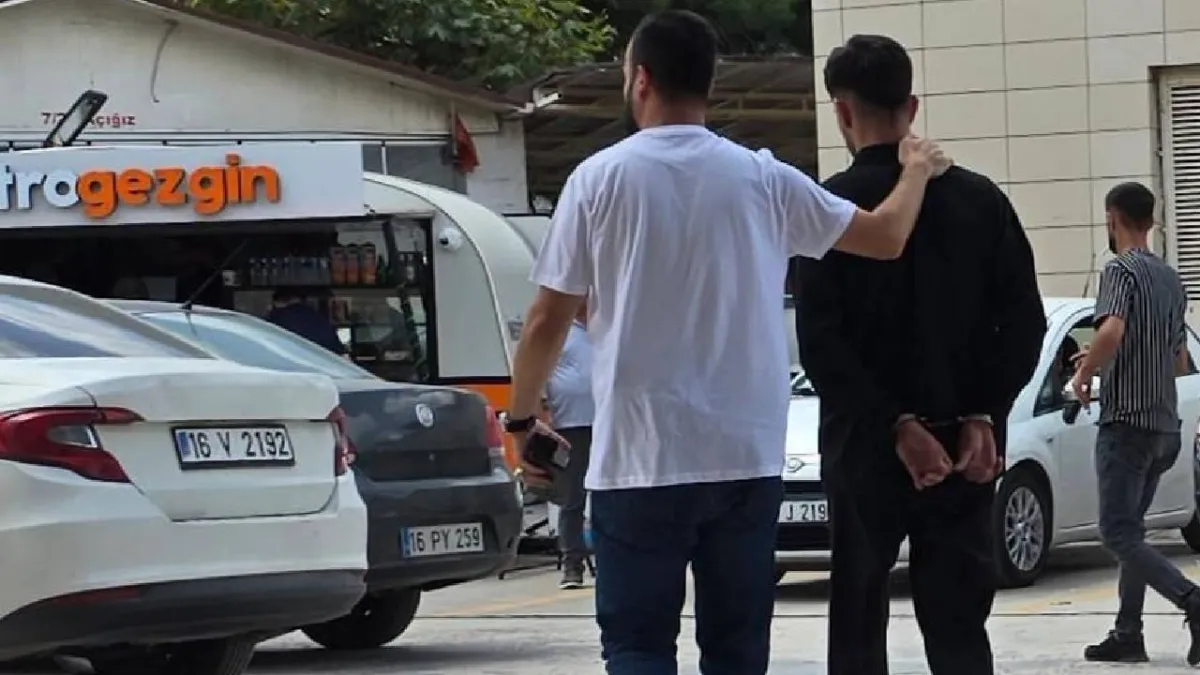 Polis dur ihtarına uymayan otomobili 50 kilometre takip etti: 20 bin sentetik hap ele geçirildi