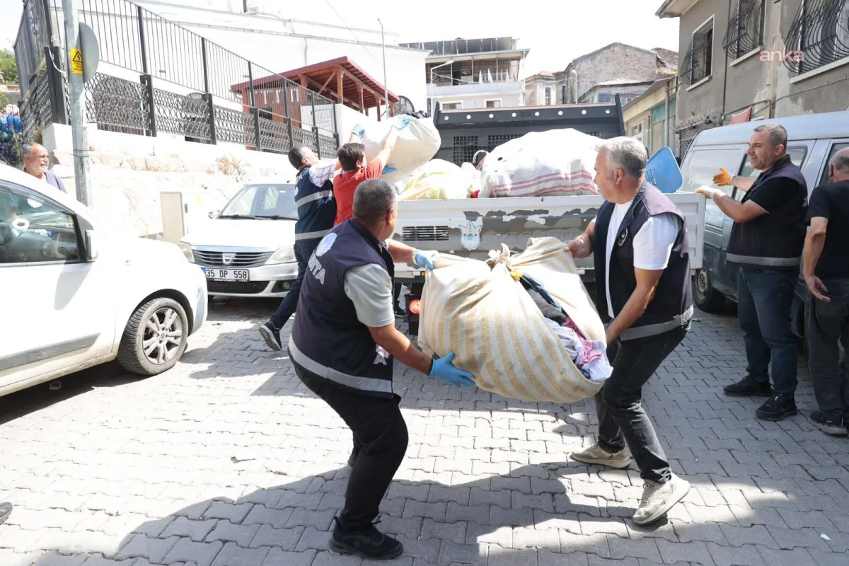 Konak Belediyesi zabıta ekipleri, seyyar satıcılara yönelik denetim gerçekleştirdi: İşgale izin yok!