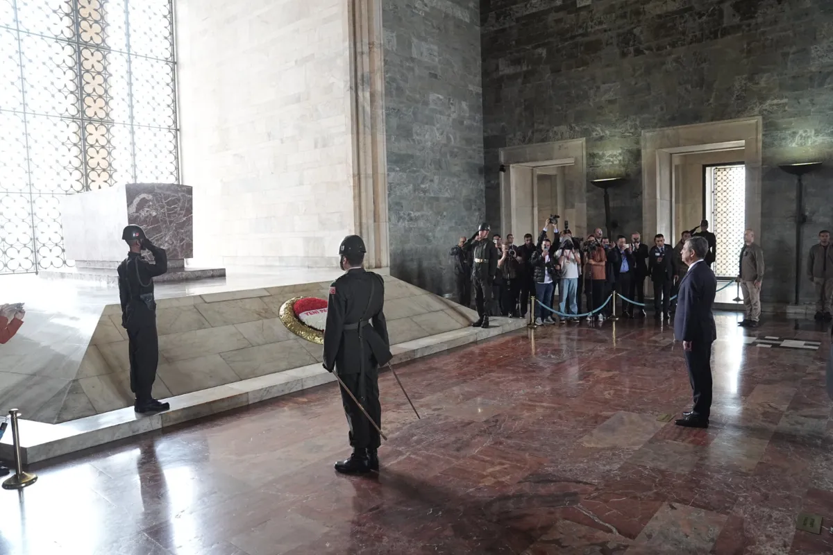 Özgür Özel, Anıtkabir’i ziyaret etti: “Emanetiniz olan Cumhuriyet çoklu krizlerle karşı karşıyadır”
