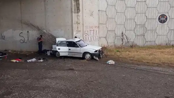 Bursa'da korkunç kaza! Otomobil köprü altındaki beton duvara çarptı: 3 ölü 2 yaralı
