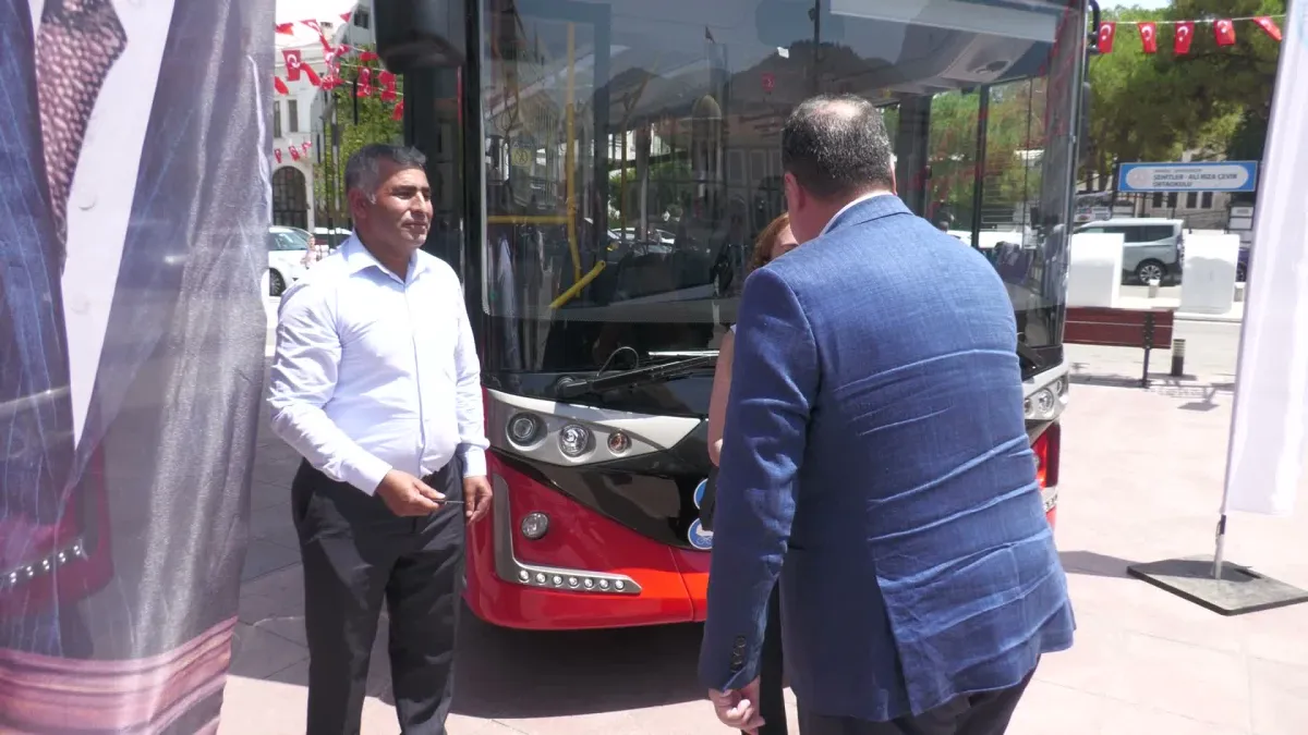 Manisa Büyükşehir Belediyesi, 14 yeni otobüsü daha hizmete aldı
