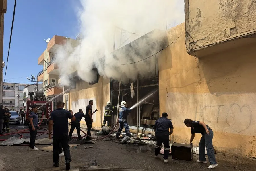 Adıyaman'da iş yeri yangını: İtfaiyecilerden 2'si dumandan etkilendi, 1'i yaralandı