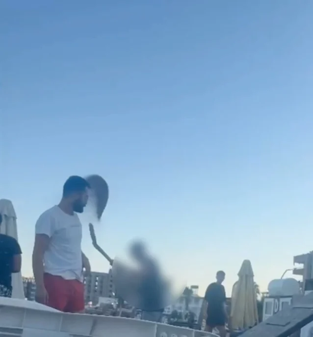 Sahilde oturanlara kürekle kum atan iki kişi gözaltında
