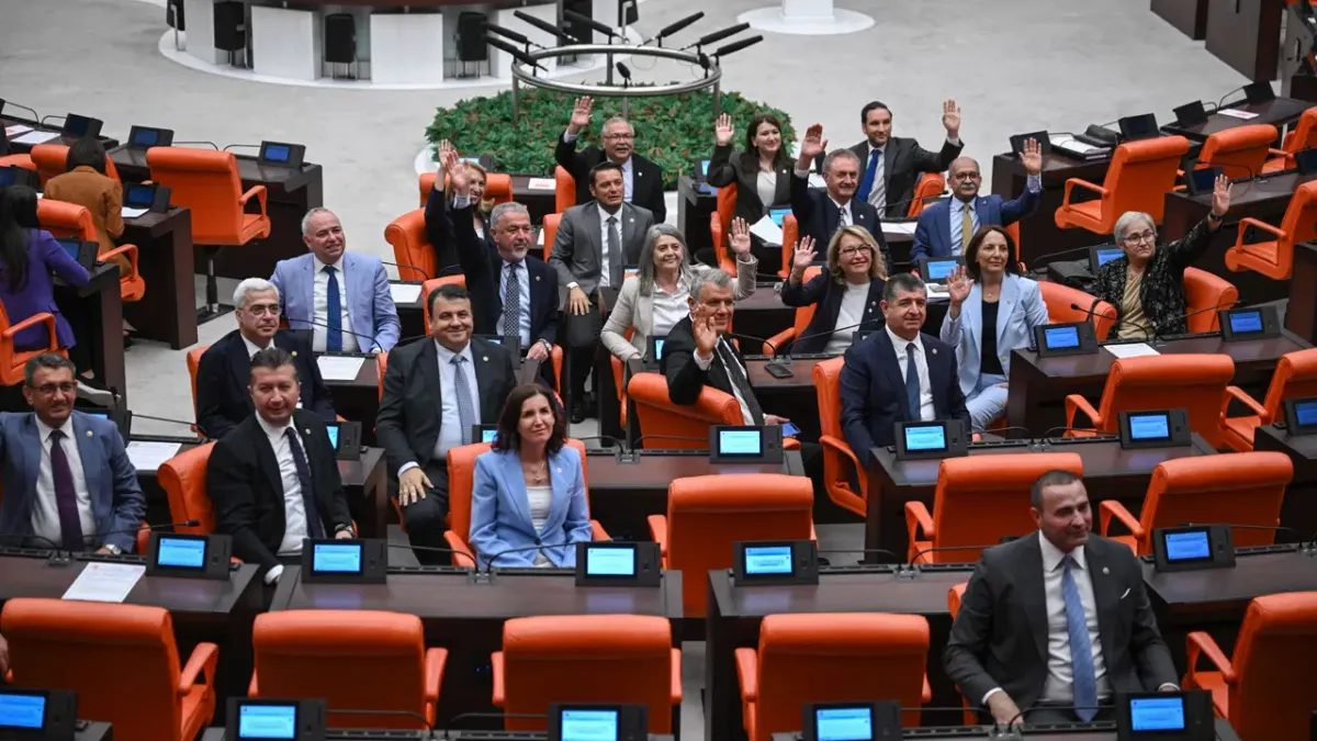 YENİ Parti sonrası Meclis'te oturma düzeni değişti: TBMM Genel Kurulu, 7 siyasi parti grubuyla toplandı